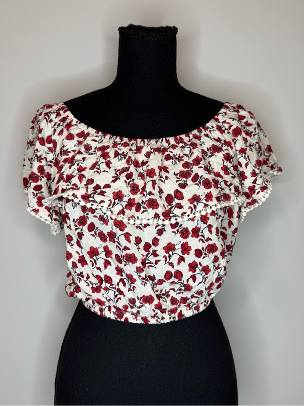 H&M White and Red Floral Off-Shoulder Crop Top